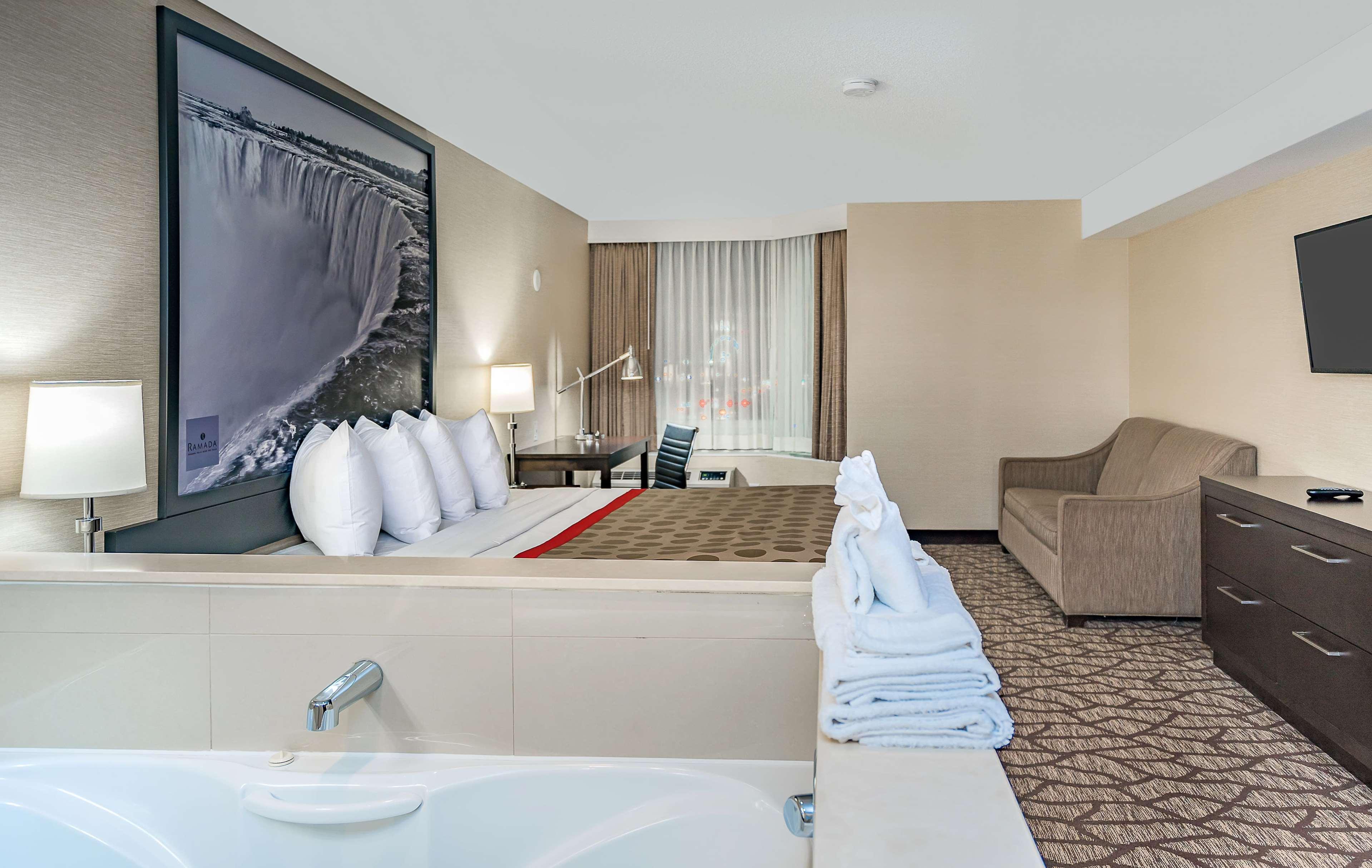 Ramada By Wyndham Niagara Falls Near The Falls Exterior foto