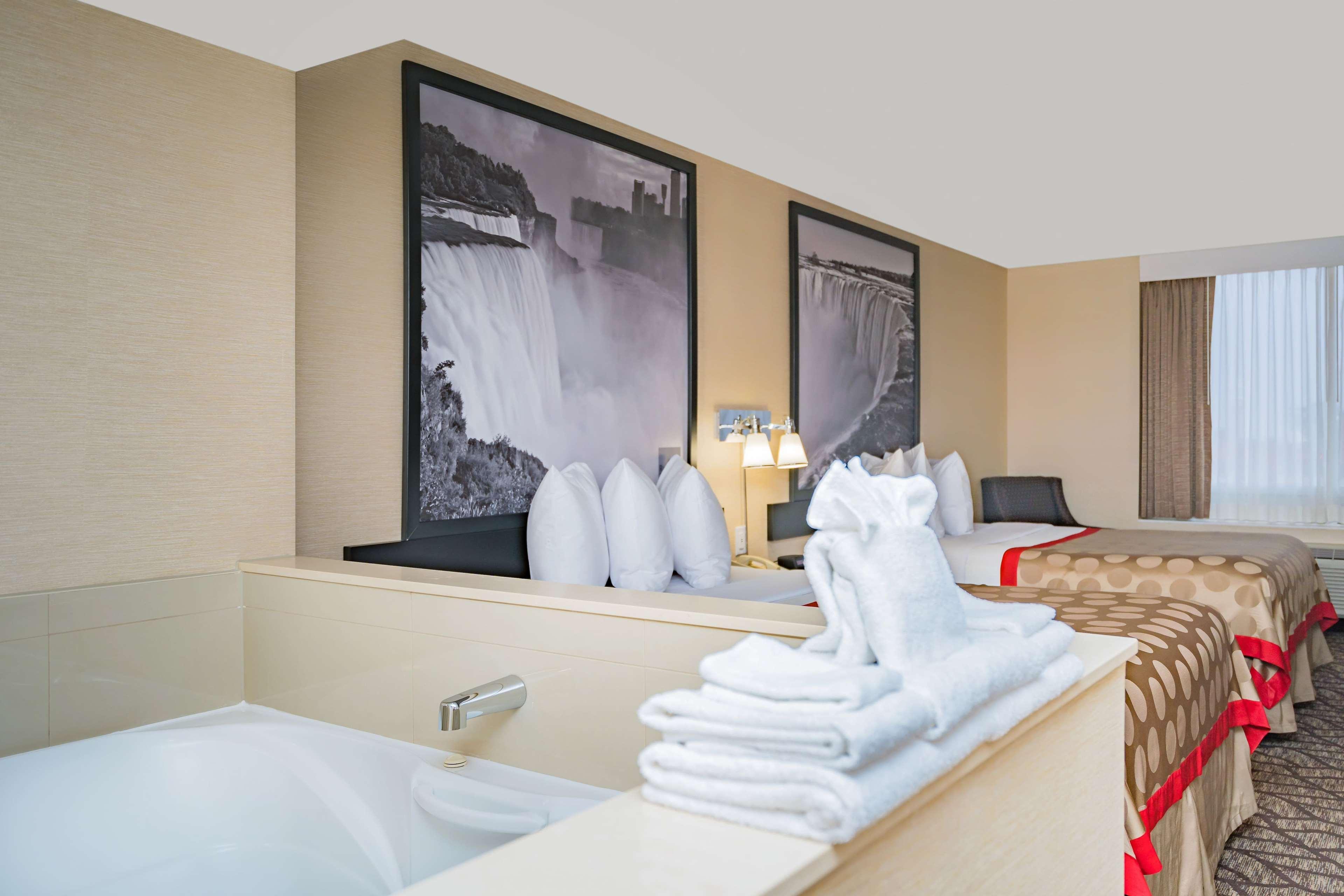 Ramada By Wyndham Niagara Falls Near The Falls Exterior foto