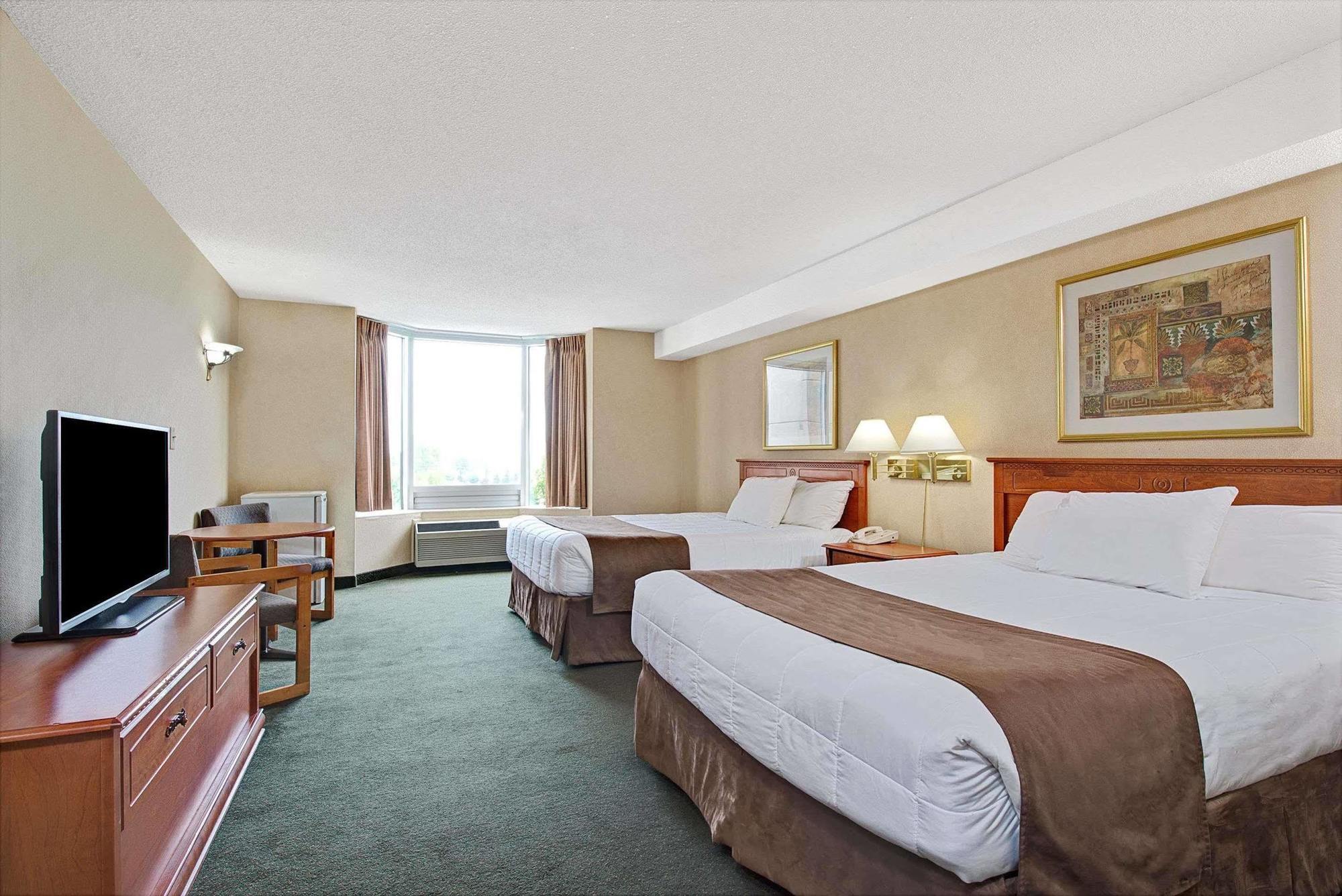 Ramada By Wyndham Niagara Falls Near The Falls Exterior foto